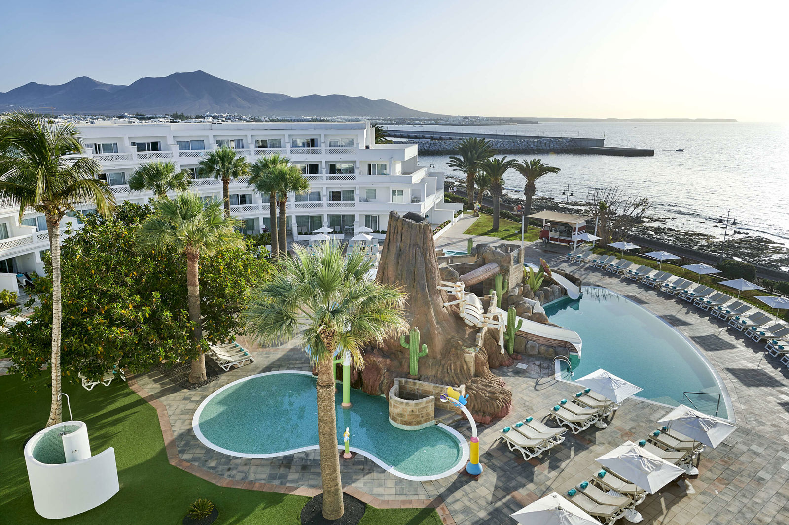 Resort aan zee met zwembad en waterglijbanen op Lanzarote